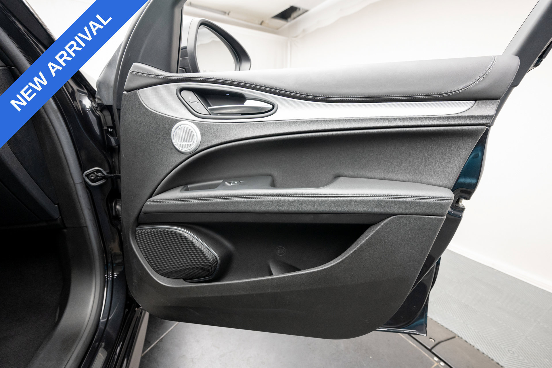 Used 2023 Alfa Romeo Stelvio Veloce AWD/4WD image 37