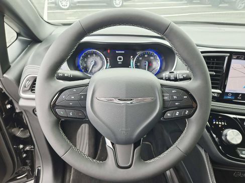 Used 2025 Chrysler Pacifica Limited FWD image 23