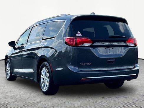 Used 2018 Chrysler Pacifica Touring-L Plus FWD image 4