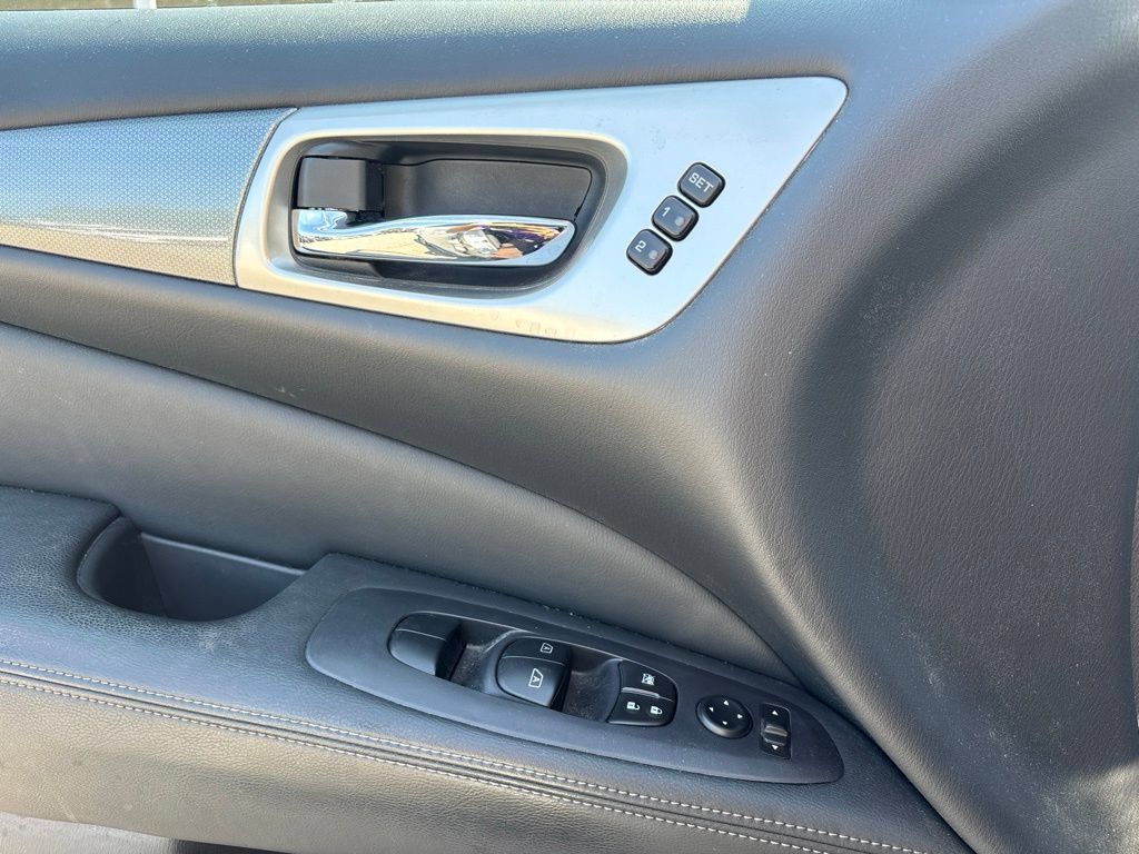 Used 2018 Nissan Pathfinder SL AWD/4WD image 15