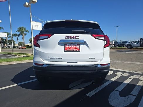 Used 2024 GMC Terrain SLT image 11