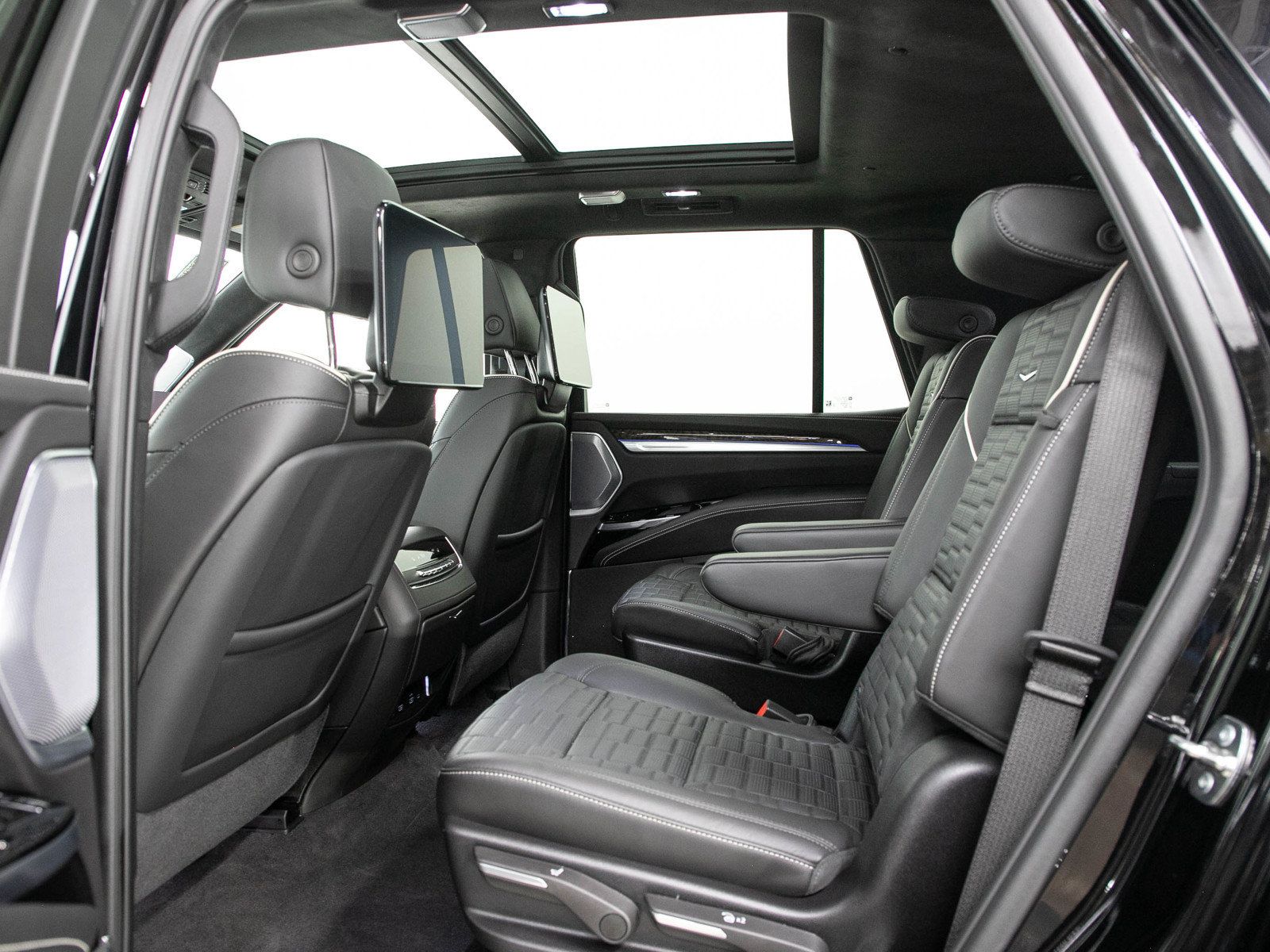 Used 2025 Cadillac Escalade Sport Platinum w/ LPO, ONYX Package AWD/4WD image 15