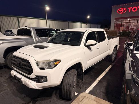 Used 2017 Toyota Tacoma TRD Sport w/ Tow Package image 3