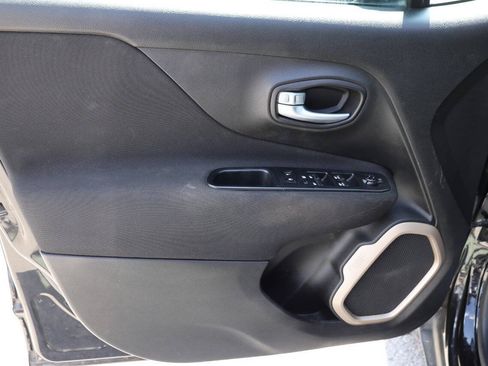 Used 2017 Jeep Renegade Latitude FWD image 12