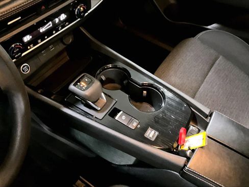 Used 2023 Nissan Rogue SV image 16