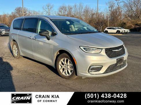 Used 2024 Chrysler Pacifica Touring-L FWD image 1
