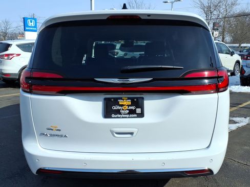 Used 2024 Chrysler Pacifica Touring-L image 10