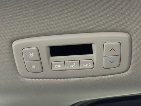 Used 2025 Kia Carnival FWD image 37