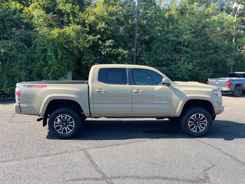 Used 2020 Toyota Tacoma TRD Sport w/ Technology Package AWD/4WD image 21