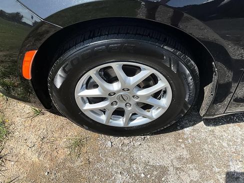 Used 2021 Chrysler Pacifica Touring-L FWD image 10