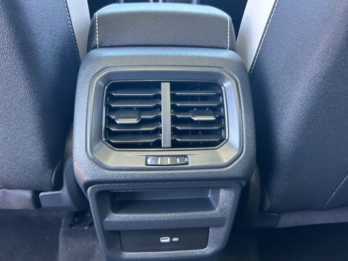 Used 2025 Volkswagen Taos SE w/ Panoramic Sunroof Package FWD image 30