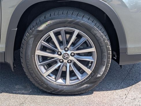 Used 2019 Toyota Highlander XLE AWD/4WD image 10
