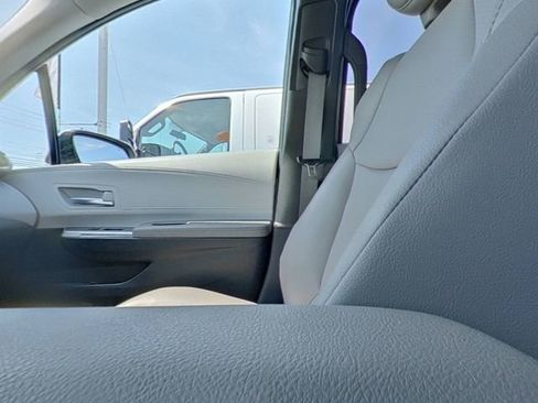 Used 2025 Toyota Sienna XLE FWD image 27