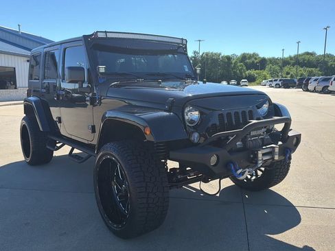 Used 2016 Jeep Wrangler Unlimited Sahara w/ Connectivity Group AWD/4WD image 30