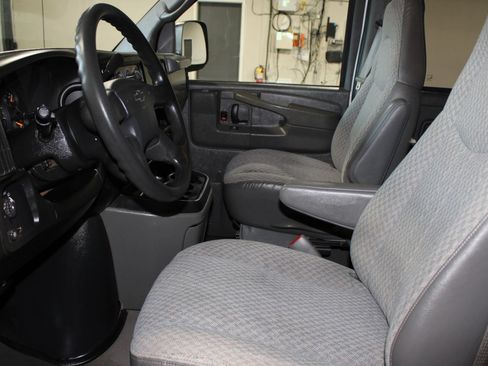 Used 2005 Chevrolet Express 3500 Extended Passenger w/ LS Preferred Equipment Group RWD image 18