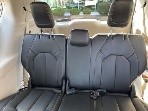 Used 2024 Chrysler Pacifica Touring-L image 28