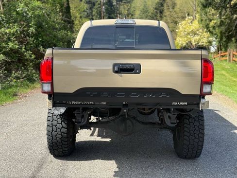 Used 2018 Toyota Tacoma TRD Off-Road AWD/4WD image 5