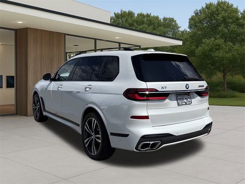 Used 2025 BMW X7 M60i w/ Climate Comfort Package image 8