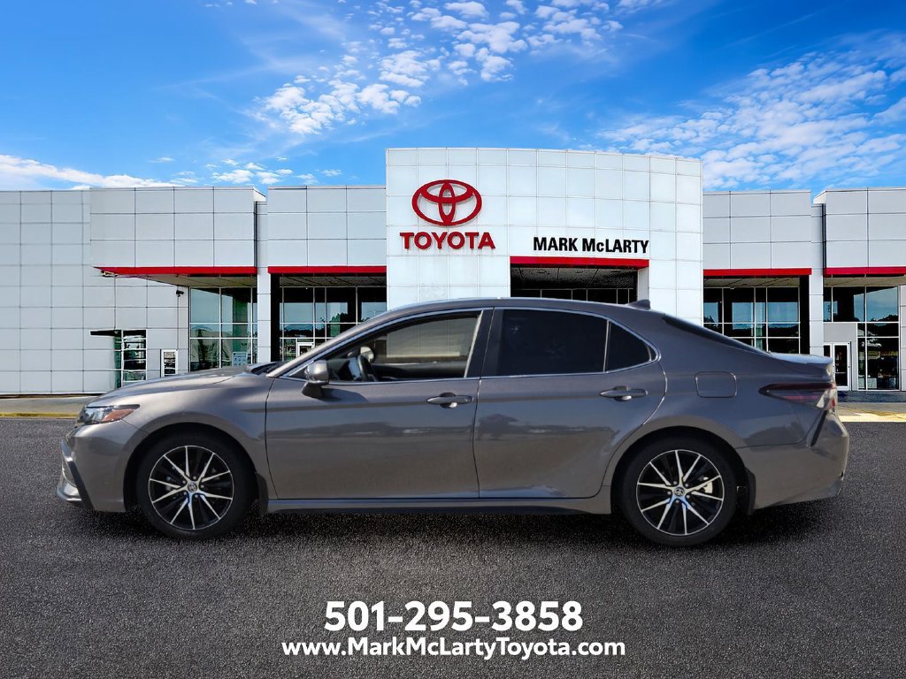 Used 2022 Toyota Camry SE FWD image 2