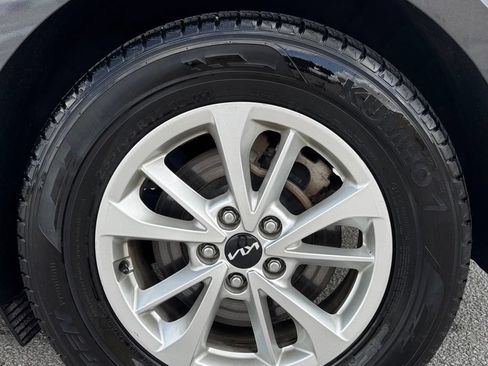 Used 2024 Kia Carnival LX FWD image 15