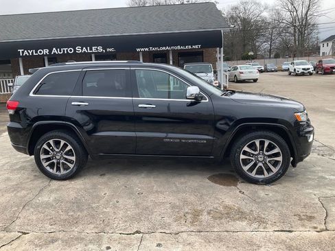 Used 2017 Jeep Grand Cherokee Overland image 2