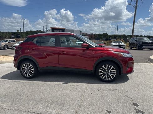 Used 2023 Nissan Kicks SV image 1