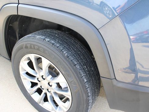 Used 2020 Jeep Cherokee Latitude Plus w/ Travel & Safety Group image 17