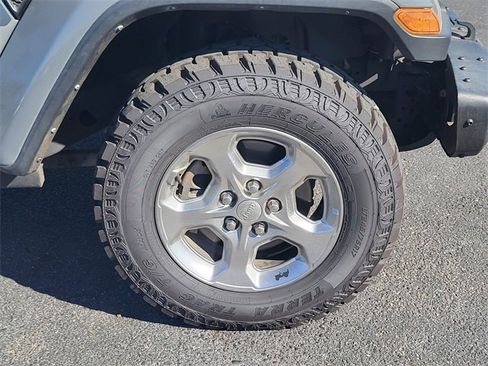 Used 2021 Jeep Gladiator Sport image 6