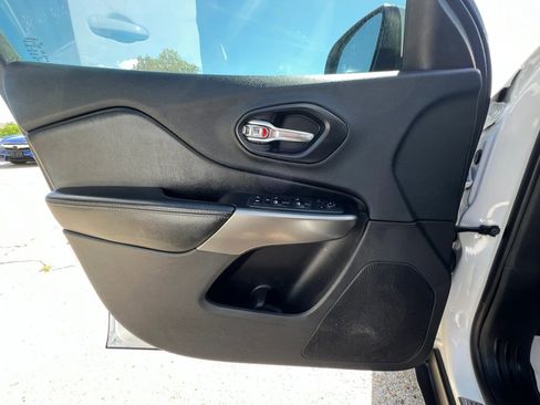 Used 2019 Jeep Cherokee Latitude w/ Popular Appearance Group image 9