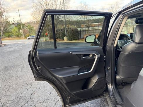 Used 2022 Toyota RAV4 XLE Premium image 31