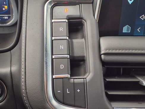Used 2023 Chevrolet Suburban Z71 w/ Luxury Package AWD/4WD image 9