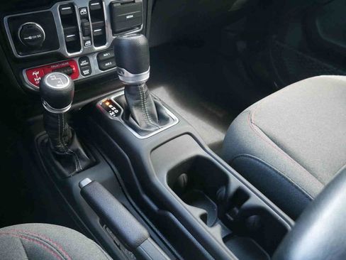 Used 2024 Jeep Wrangler Unlimited Rubicon w/ Technology Group AWD/4WD image 29