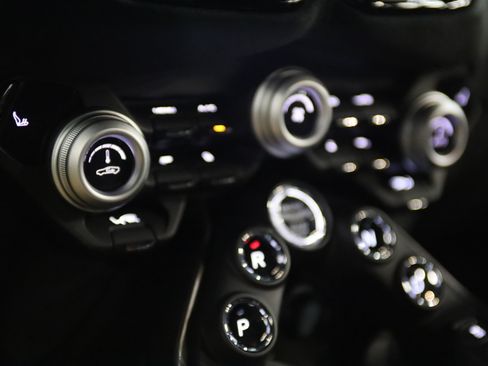 Used 2021 Aston Martin V8 Vantage Coupe RWD image 25