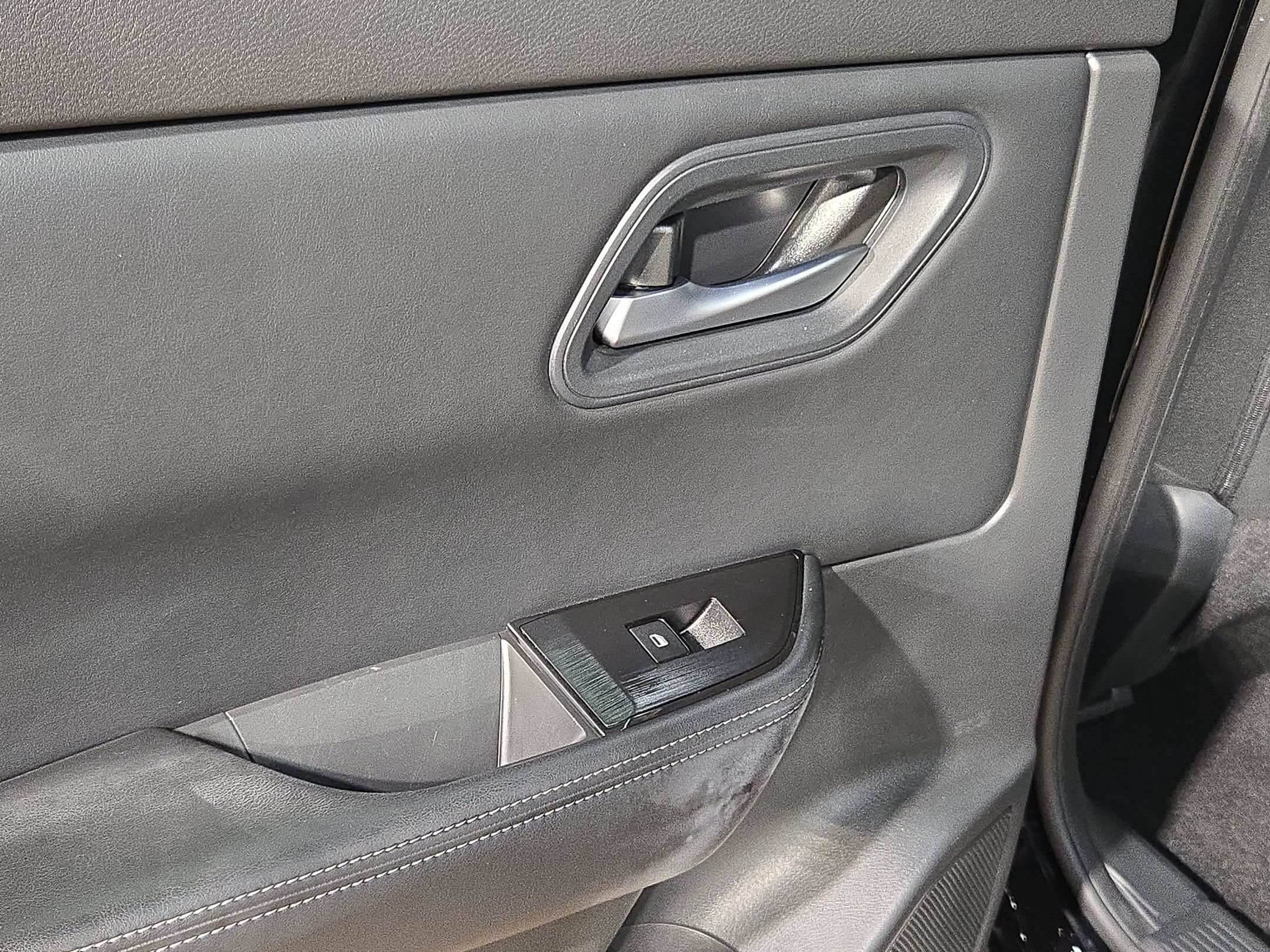 Used 2025 Nissan Rogue SV FWD image 34