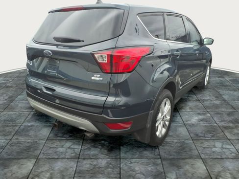 Used 2019 Ford Escape SE image 2