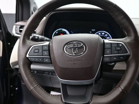 Used 2021 Toyota Sienna Platinum image 21