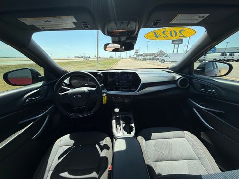 Used 2024 Chevrolet Trax RS w/ Sunroof Package image 15