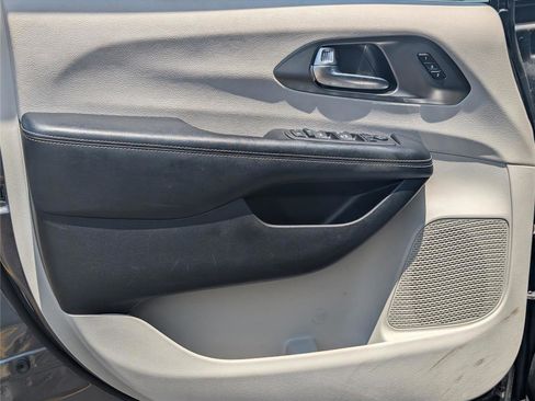 Used 2023 Chrysler Pacifica Touring-L FWD image 9
