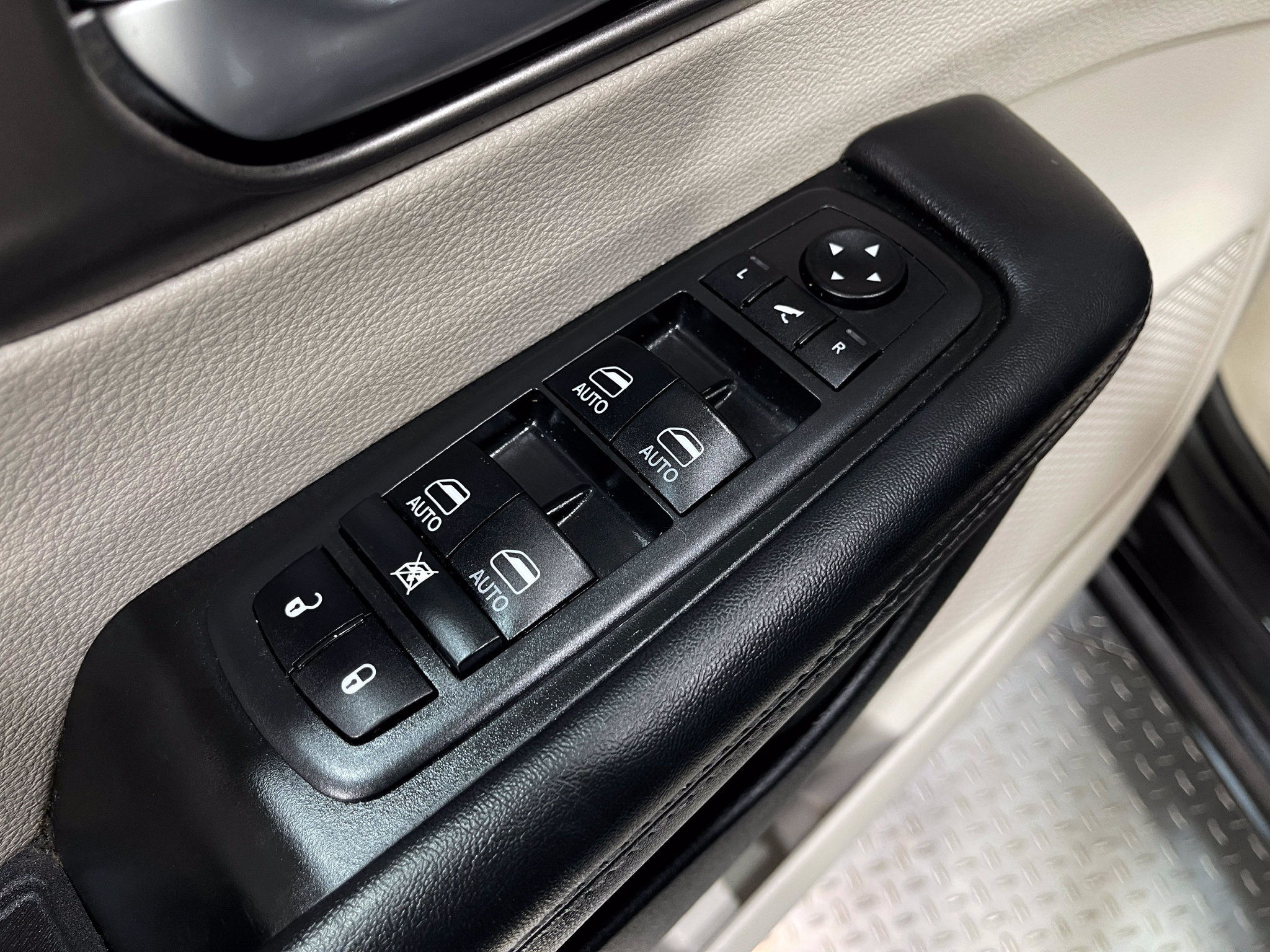 Used 2018 Chrysler Pacifica Limited w/ Tire & Wheel Group FWD image 17
