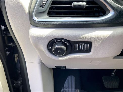 Used 2020 Chrysler Pacifica Limited image 33