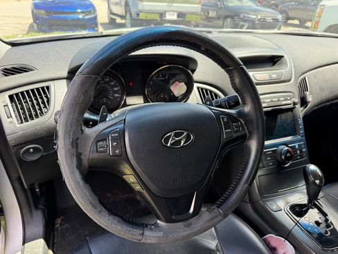 Used 2011 Hyundai Genesis 3.8 RWD image 12