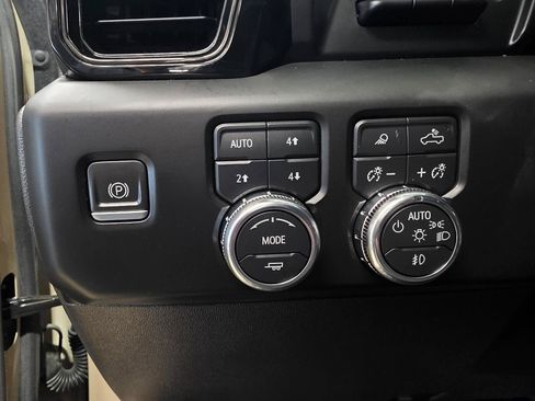 Used 2022 GMC Sierra 1500 AT4 w/ AT4 Premium Package AWD/4WD image 15