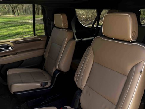 Used 2024 Chevrolet Suburban Premier w/ Premium Package 2 image 18