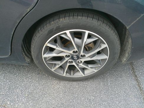 Used 2020 Hyundai Elantra Limited w/ Cargo Package (C1) image 10