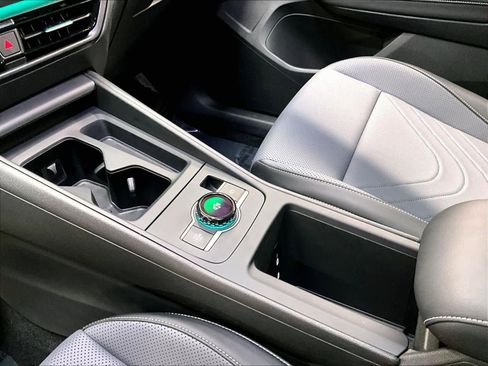 Certified 2025 Volkswagen Tiguan SE w/ Panoramic Sunroof Package image 19