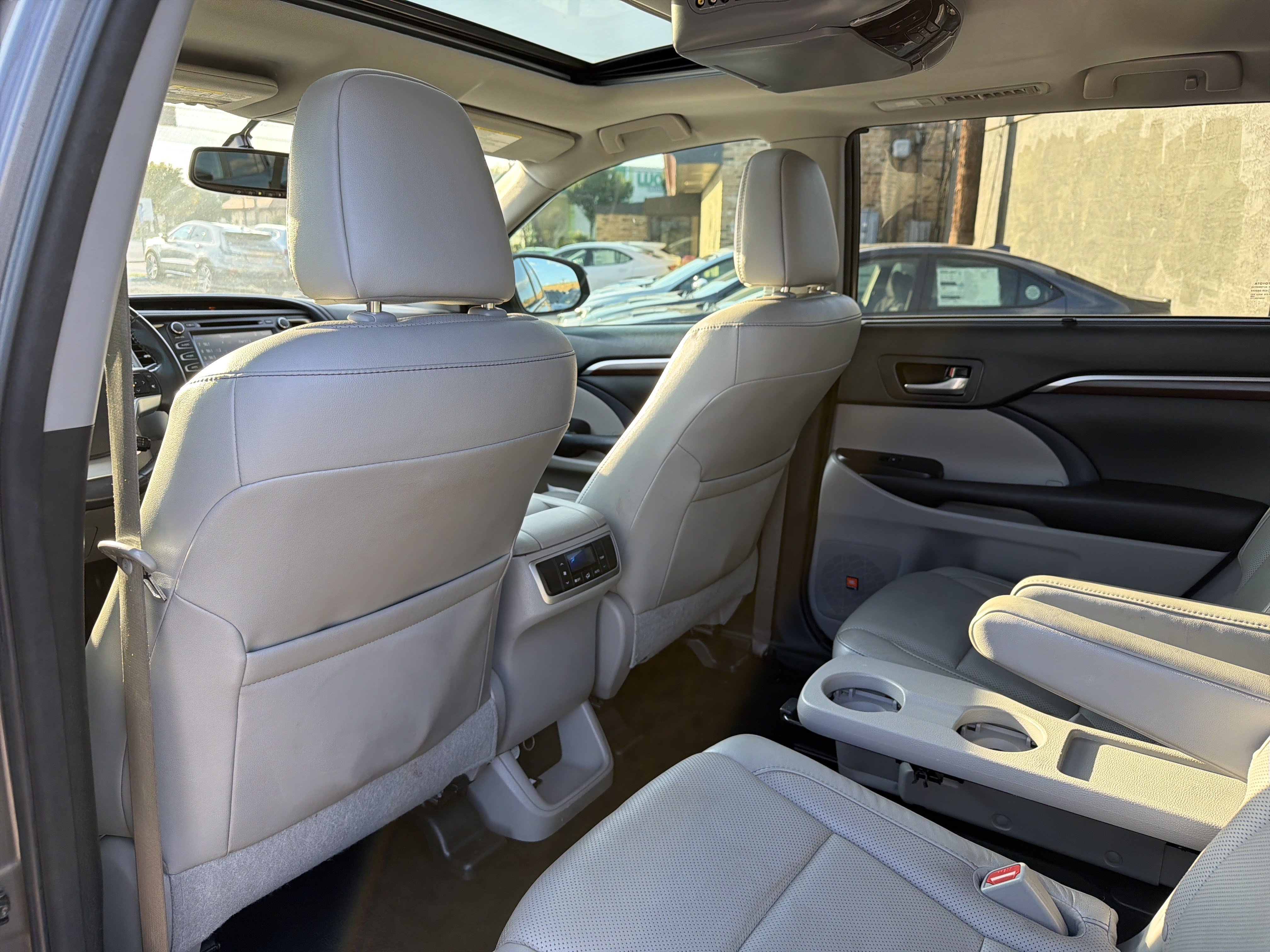 Used 2016 Toyota Highlander Limited FWD image 25