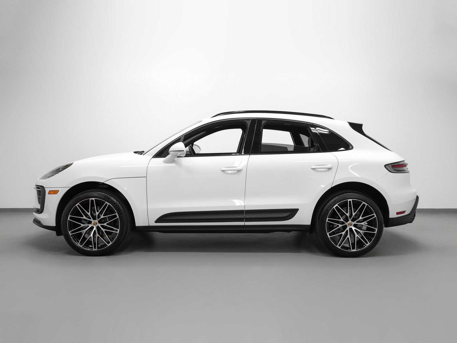 Certified 2026 Porsche Macan AWD/4WD image 2