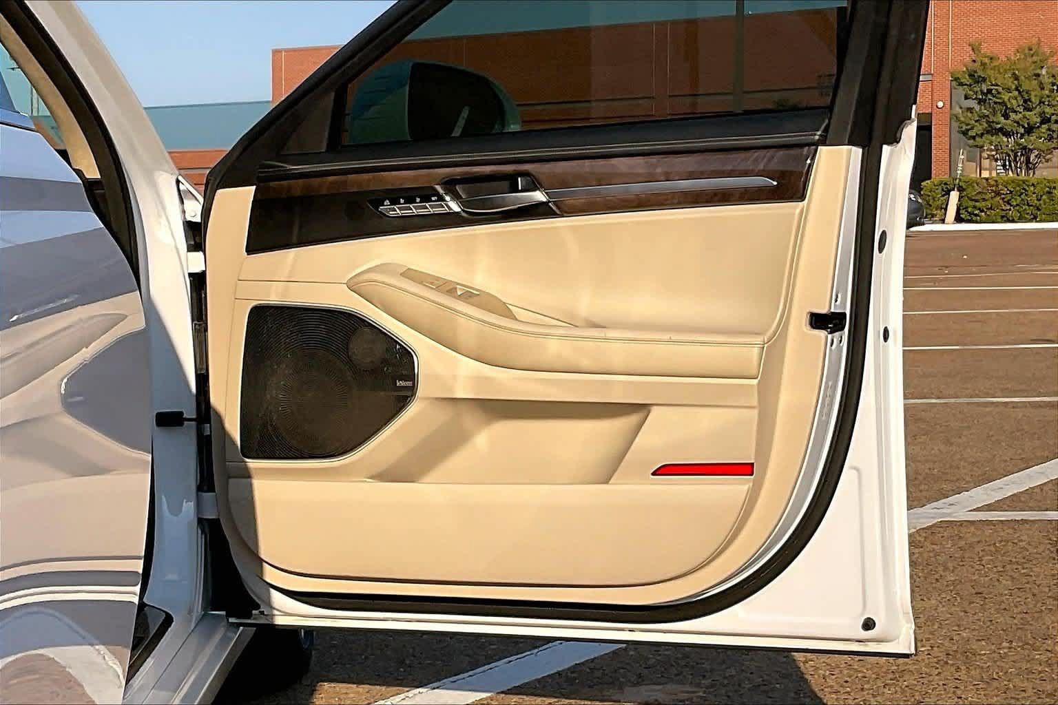 Used 2018 Genesis G90 3.3T Premium RWD image 27