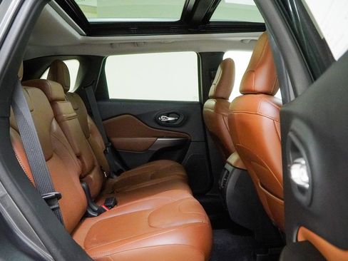 Used 2019 Jeep Cherokee Overland w/ Technology Group image 42