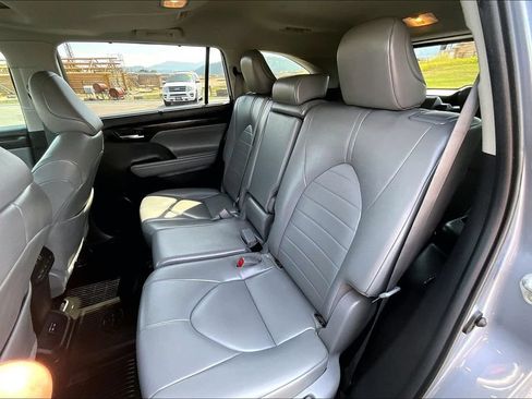 Used 2022 Toyota Highlander XLE AWD/4WD image 26